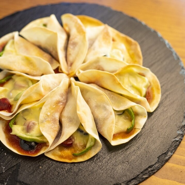 クリスマスにぴったり!簡単リース風餃子ピザ!